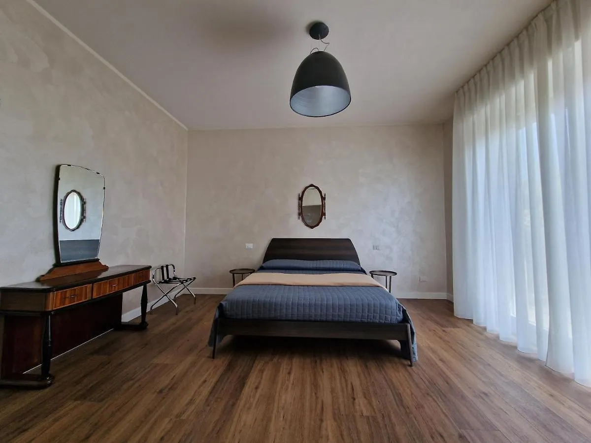 B&B A due passi dal Lago Adro 0*,
